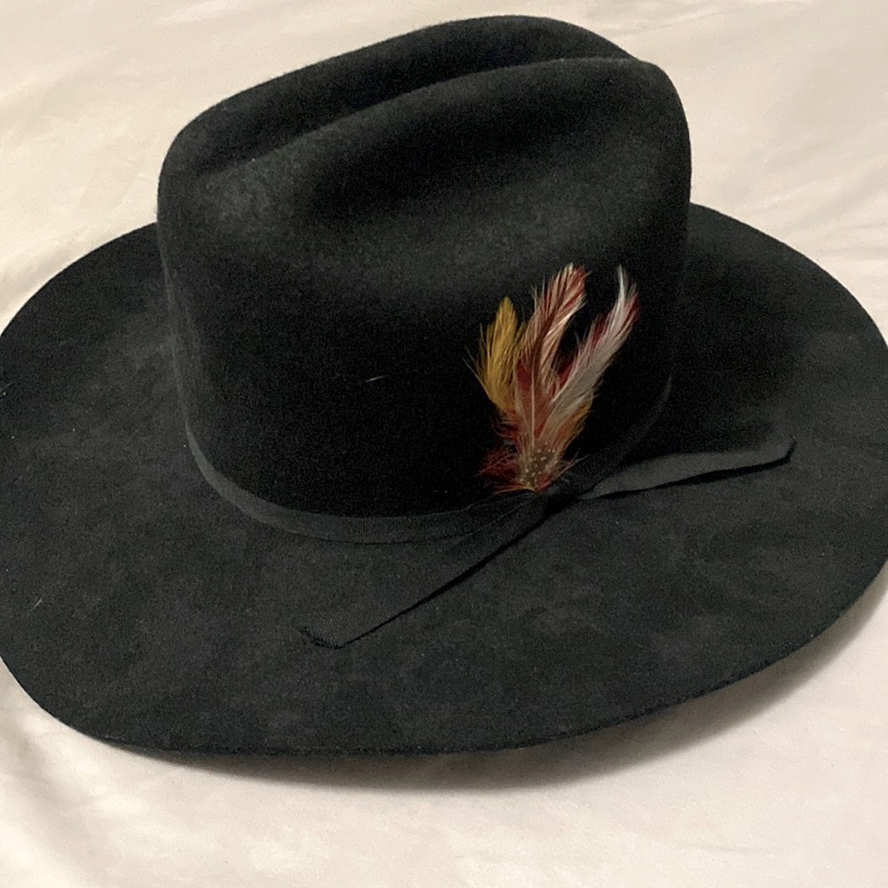 BLACK FELT COWBOY HAT WITH FEATHER